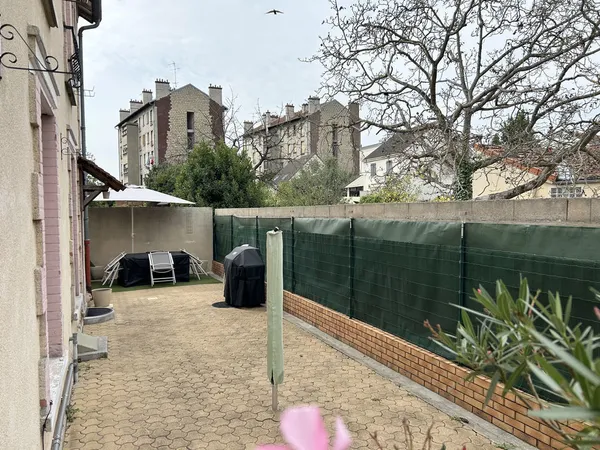 Pavillon de 5 pièces avec sous sol et terrasse