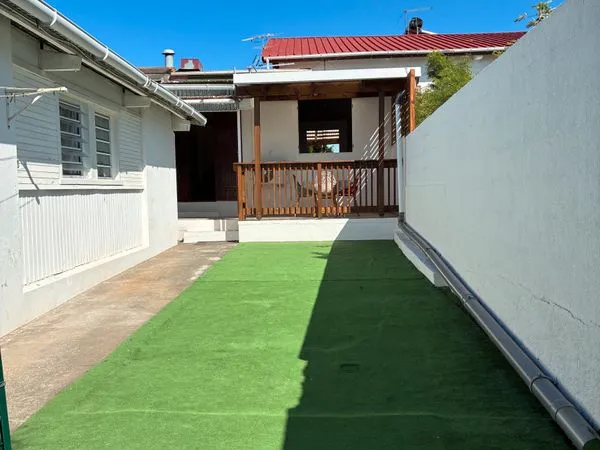 Petite maison individuelle meublée avec petite courette