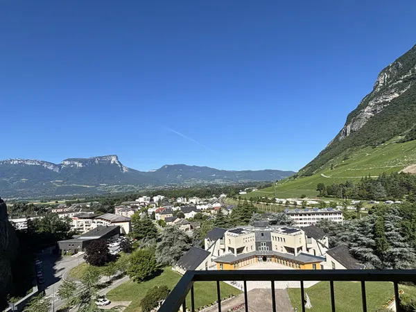 Montmélian T3 entièrement rénové balcon vue exceptionnelle