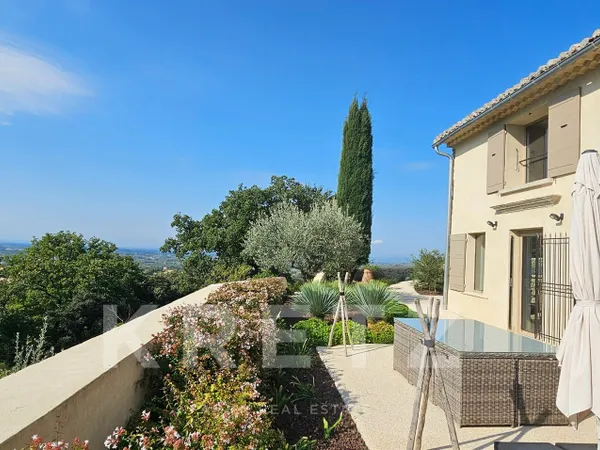 UNE DEMEURE CONFIDENTIELLE. UN PANORAMA SANS LIMITE. L'ART DE VIVRE LA PROVENCE AUTREMENT.