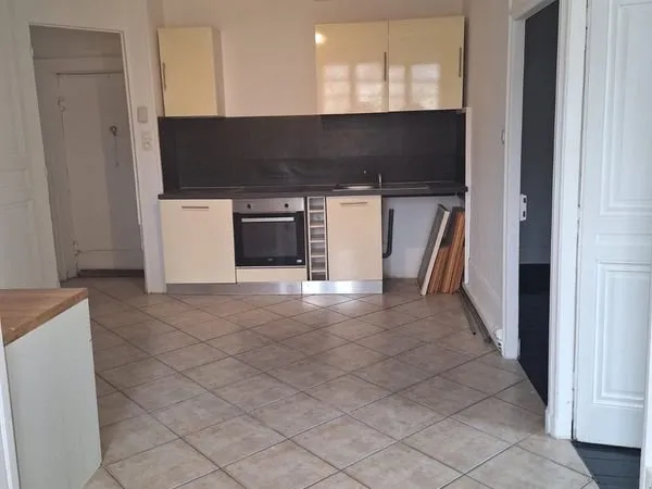 T2 - 43 m2 - craponne centre - parfait état - 2 parkings privatifs - A LOUER