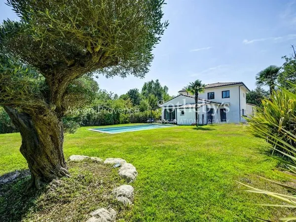 Maison 7 pièces 250 m²