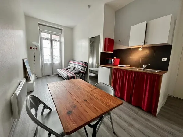 INVESTISSEUR, SECTEUR VILLENEUVE SUR LOT , LOT DE 2 APPARTEMENTS rive droite, proche des commerces. 