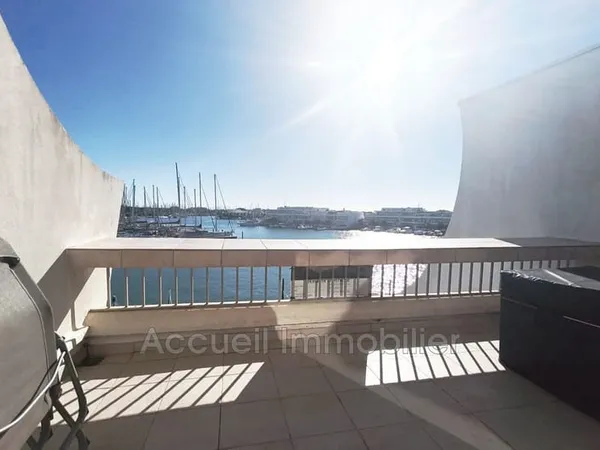 Marina P2 au 2ème et dernier étage avec parking privé, en bon