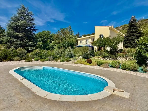 Maison 7 pièces 246 m²