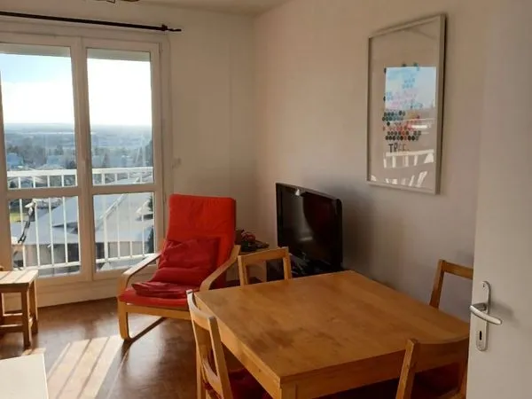 Chambre meublée avec balcon et pièce de vie