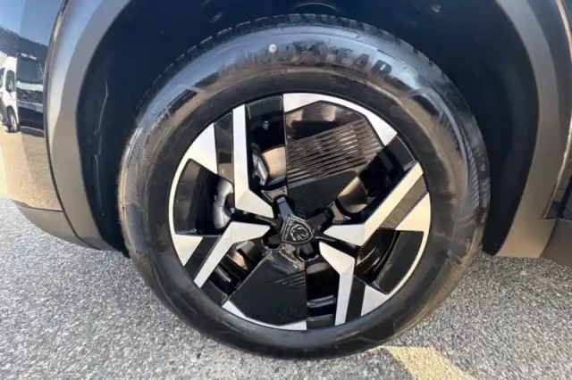 Peugeot 2008 hybrid 145 e-dcs6 — photo 31