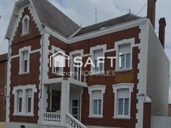 Maison Rénovée semi Mitoyenne avec cave, 8 chambres 256m² à la campagne Axe Saint-Quentin/Cambrai.
