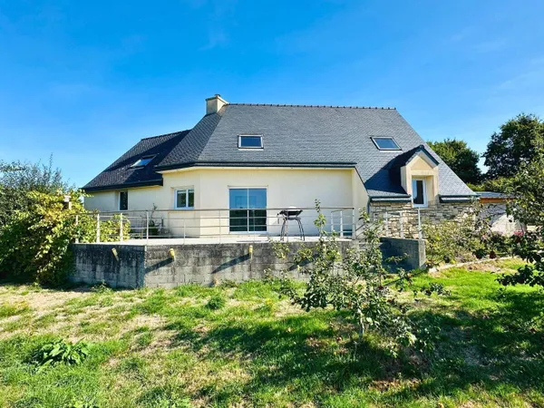 Belle maison contemporaine avec vue dominante
