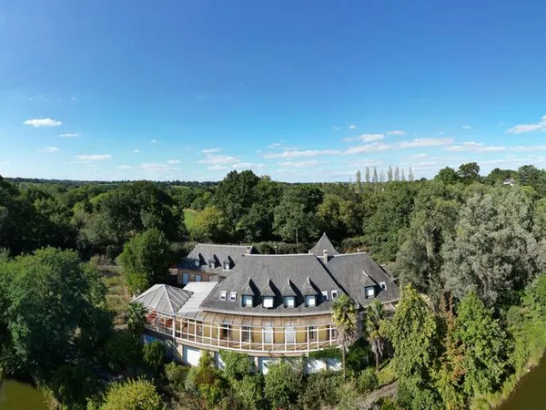 Domaine d'exception de 12 hectares aux portes de Mayenne - Ensemble de caractère d'environ 1500 m2 b