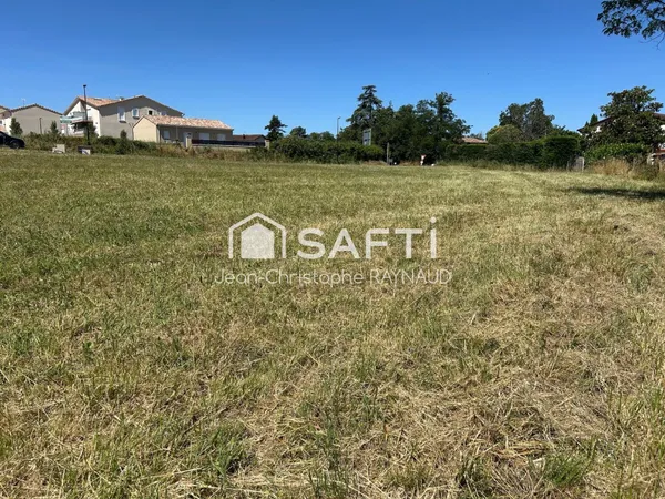 Terrain viabilisé de 1 112 m² à Brens