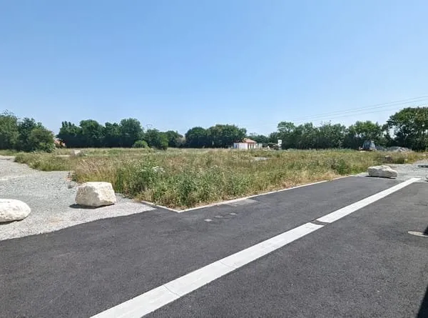 MAGNE / TERRAINS A VENDRE / POLE COMMERCES ET SERVICES PROCHE SUPER U ET FUTUR POLE SANTE