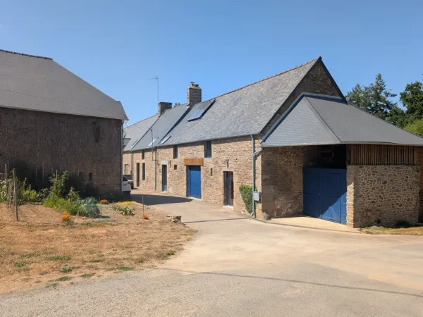 Mellé (35420) - Superbe longère en pierre rénovée avec 5 pièces, gîte, dépendances, jardin verdoyant