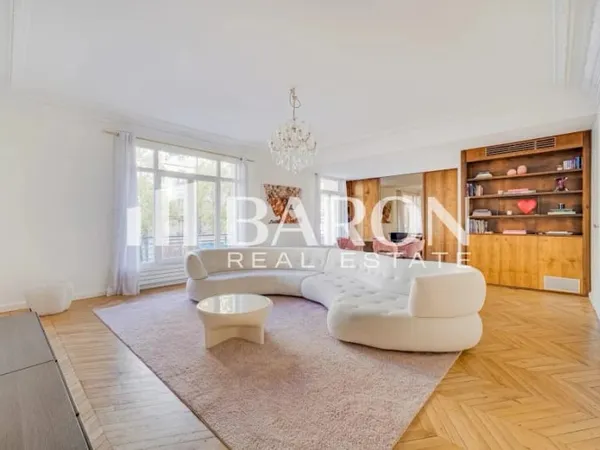 Appartement 6 pièces 220 m²