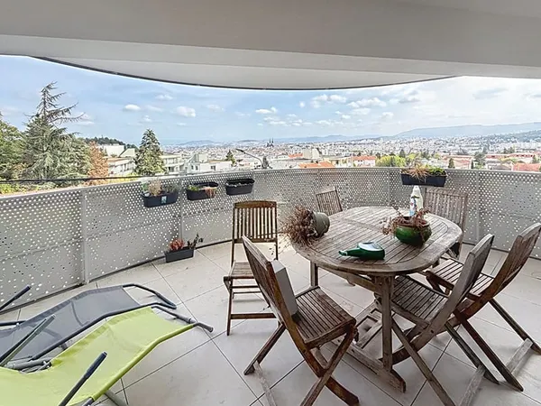 Appartement T4 avec 2 terrasses et garage.