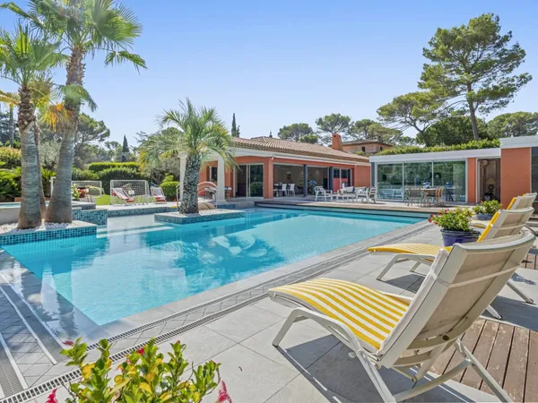 MOUGINS- belle villa individuelle de plain pied avec studio et piscine
