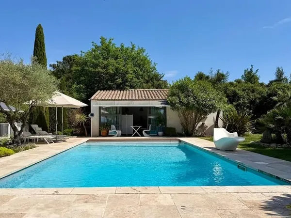 Uzès - villa de plain-pieds et jardin de 3 000 m² avec piscine