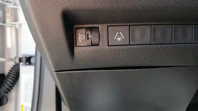 Peugeot 2008 hybrid 145 e-dcs6 — photo 18