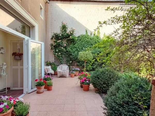 MAISON DE CARACTÈRE AVEC JARDIN, GARAGE ET ANNEXE INDÉPENDAN