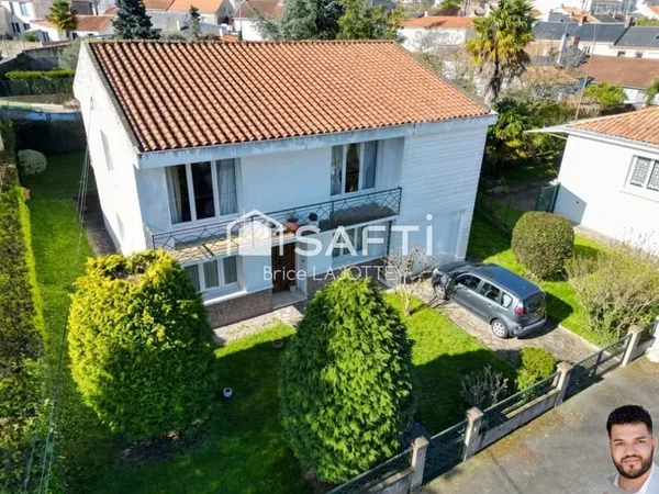 Vaste demeure de 9 pièces avec jardin clos et double balcon en plein coeur de la ville.