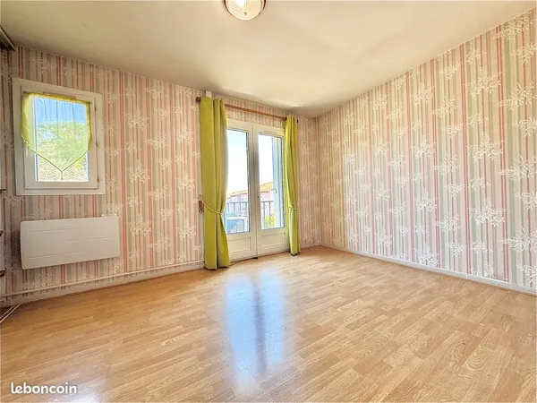 Grand T2 traversant de 43m2 - La Martelle - Garage + Parking & Climatisation