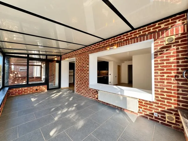 Maison en semi-plain-pied avec 5 chambres.
