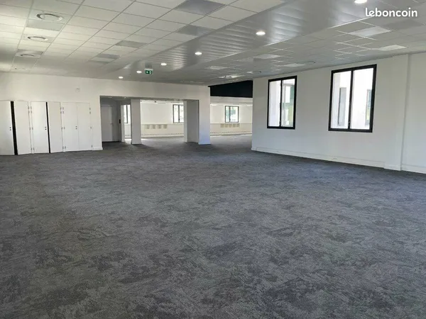 Bureaux 659 m² VENISSIEUX