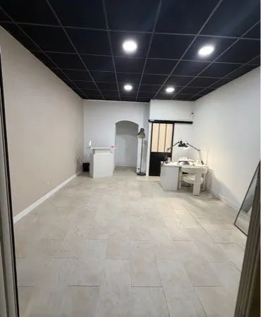 Local commercial polyvalent à vendre ou sous-louer - 60 m² + terrasse