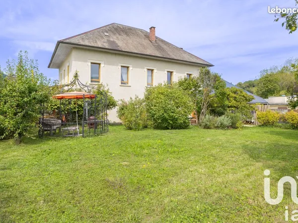 Maison 8 pièces 257 m²