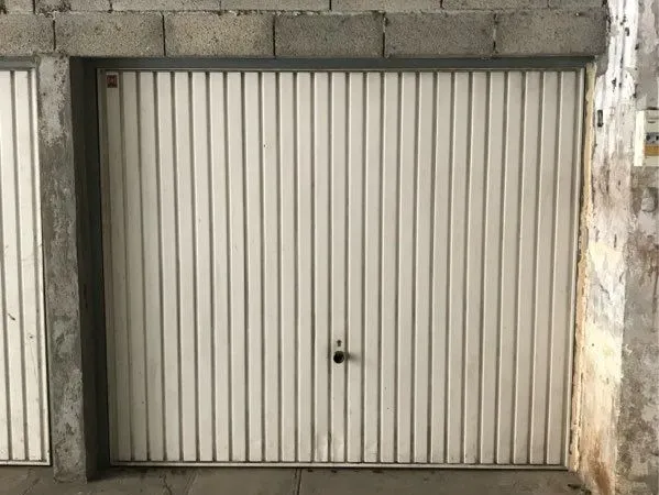 Garage fermé - Quai des Étroits