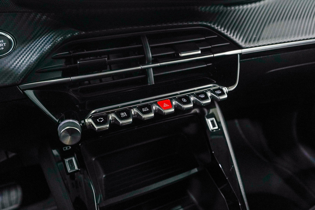 Peugeot 208 — photo 24