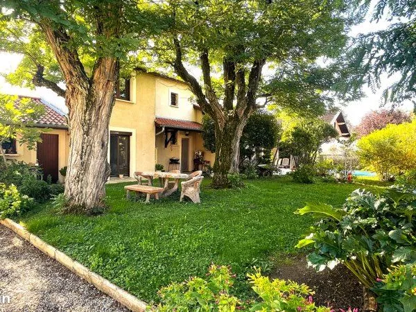 Maison beaux volumes T6 135 m2