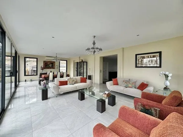 Maison 8 pièces 330 m²