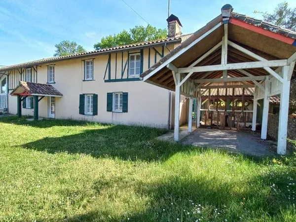 Propriété et studio indépendant, séjour, , 3 chambres, garage, carport, terrasse couvert
