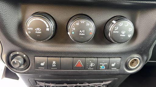 Jeep Wrangler 2.8 CRD 200 4WD - Sahara – 2015 – 84064 km – Diesel – Boîte Manuelle — photo 24