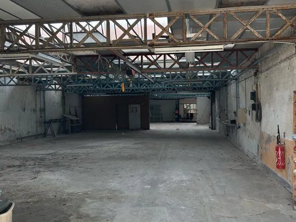 Ensemble immobilier: 2 maisons-usine-bureaux-terrain a batir- grenier-divers