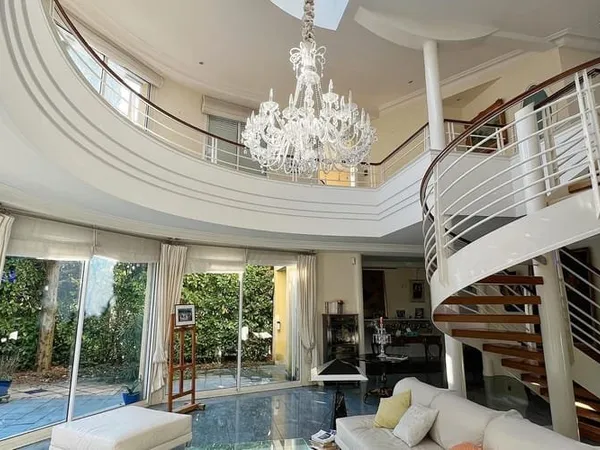 Maison 6 pièces 330 m²