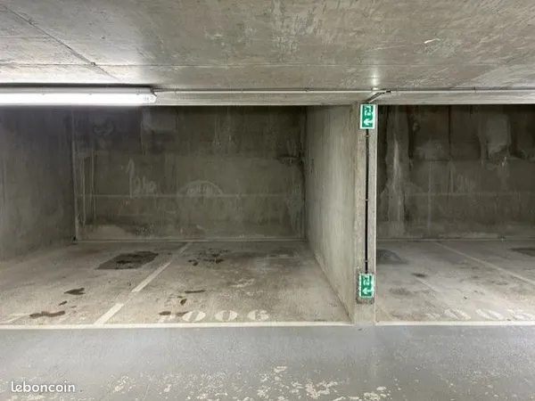 Place de parking couverte et sécurisée