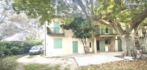 Authentique Mas du 19ème de 195m2 sur terrain 950 m2 avec piscine, avec appartement 2 PP indépendant