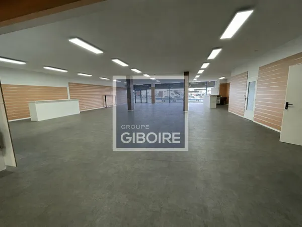 Local commercial 720 m²