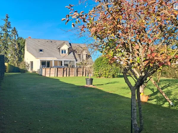 Maison 7 pièces 146 m2 avec véranda,piscine et grand garage
