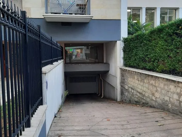 Place de parking souterrain numérotée Becon