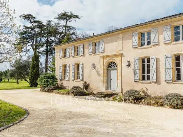 PROPRIÉTÉ DE CHARME AVEC DÉPENDANCES - À 10 MINUTES DE SAINT-ÉMILION