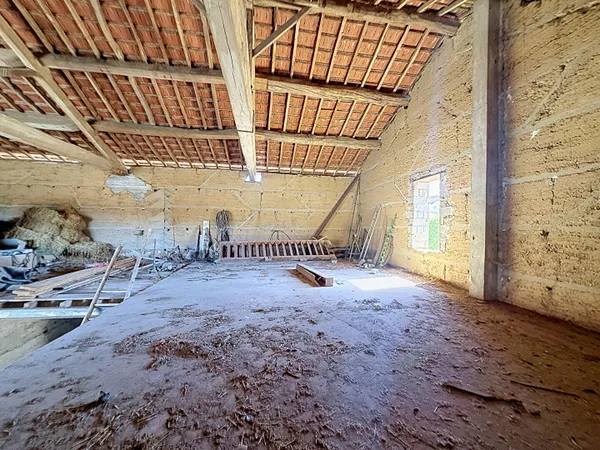 Ferme à Bourg Saint Christophe à réhabiliter avec terrain de 401m2