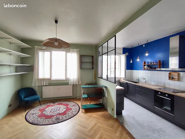 Lyon 8e - T2 lumineux de 44 m² avec verrière, cave et parking - Tram au pied de l'immeuble