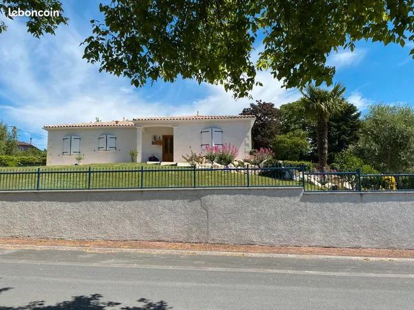 Maison familiale avec vue dominante et jardin paysager - Saintes (17100)