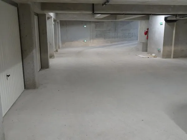 Loue garage 95 charges comprises