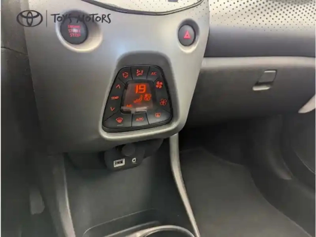 Toyota Aygo x-play 1.0 72 ch bva5 — photo 18