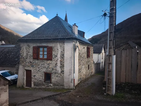 Maison 5 pièces et jardin. Sentein 09800