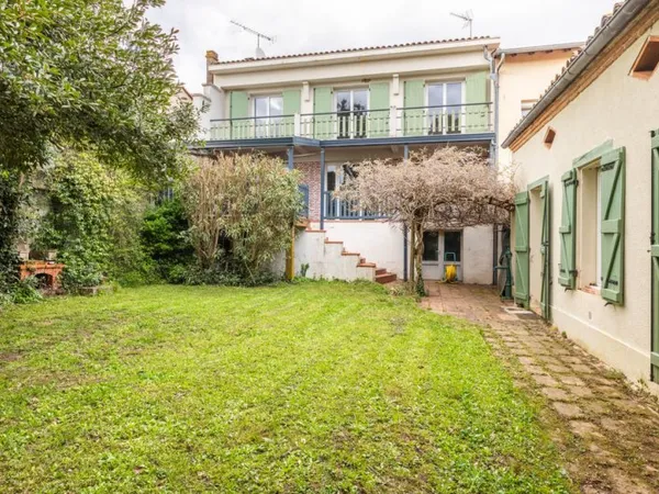 Maison de ville 140 m2 avec dépendance habitable 2 garages Terrasse Jardin Moissac proche canal